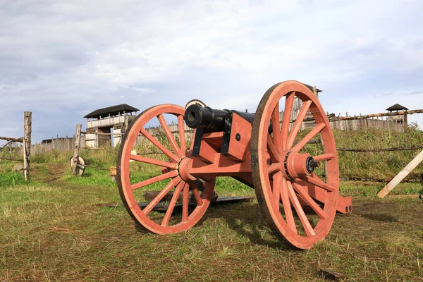 夏の木製車輪の上の古い大砲 — ストック写真