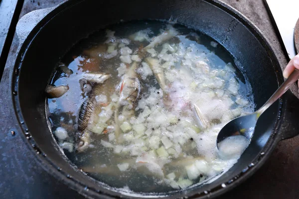 Pessoa Remove Espuma Sopa Peixe Russa Piquenique — Fotografia de Stock