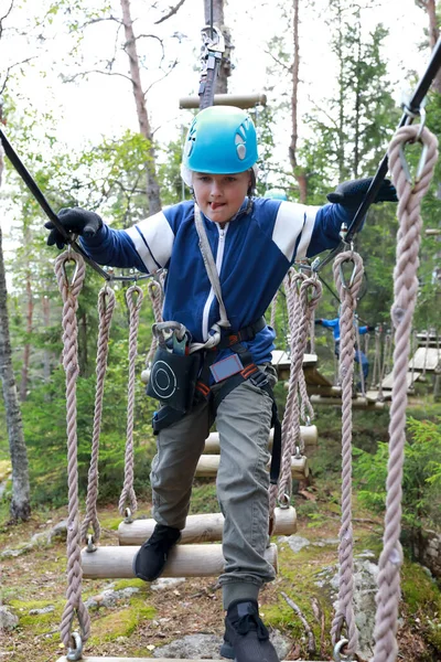 Menino Superando Obstáculos Troncos Balançando Parque Aventura Floresta Carélia — Fotografia de Stock