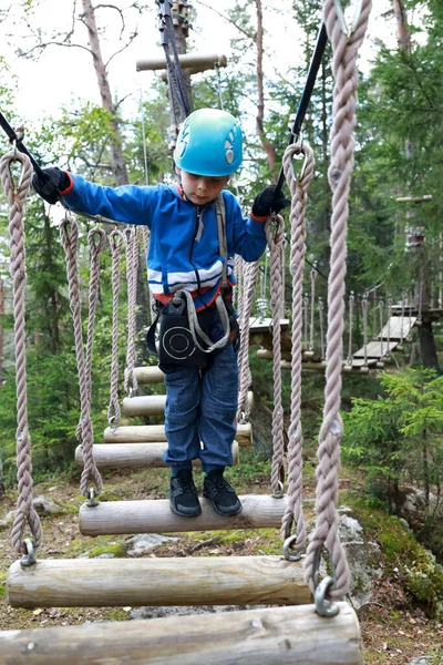 Chico Superando Balanceo Troncos Obstáculo Aventura Parque Karelia — Foto de Stock