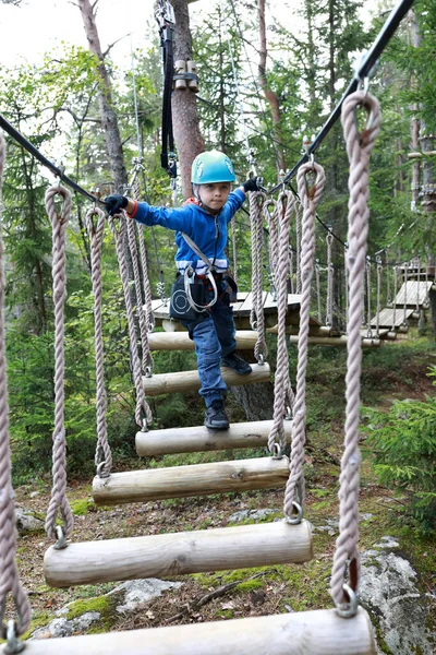 Child Overcoming Swinging Logs Obstacle Adventure Park Karelia — Stock Photo, Image