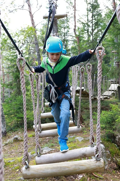 Kid Pokonując Przeszkody Kołyszące Kłody Parku Przygody Lasu Karelia — Zdjęcie stockowe