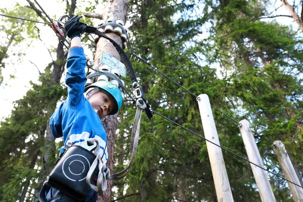 卡累利阿冒险公园男孩克服吊木障碍 — 图库照片