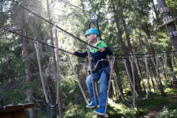 Criança Superando Obstáculo Cordas Penduradas Parque Aventura Carélia — Fotografia de Stock
