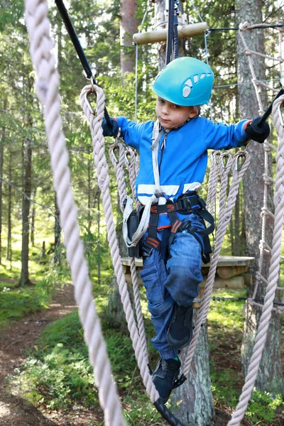 Kid Pokonując Wiszące Liny Przeszkodą Parku Przygód Karelia — Zdjęcie stockowe