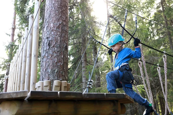 Kid Pokonując Wiszące Liny Przeszkodę Lesie Karelia — Zdjęcie stockowe