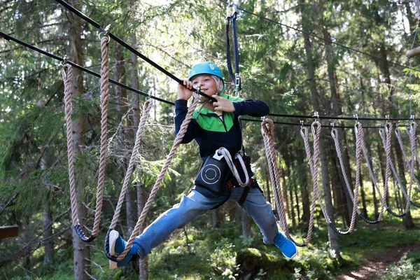 Kid Pokonując Wiszące Liny Przeszkodą Parku Przygód Leśnych Karelia — Zdjęcie stockowe