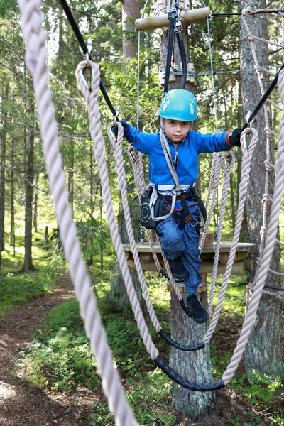 Niño Superando Cuerdas Colgantes Obstáculo Parque Aventuras Karelia — Foto de Stock