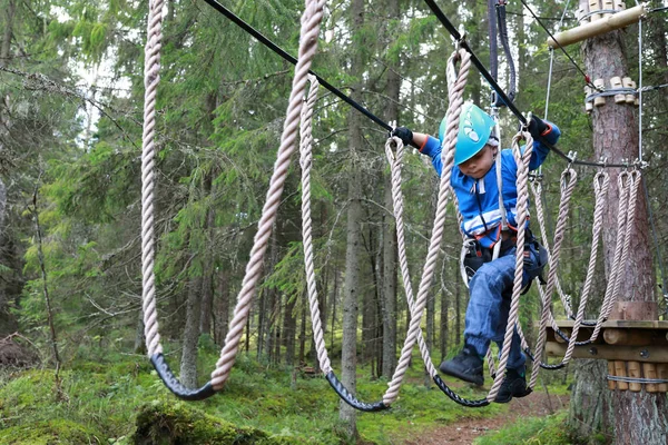 Menino Superando Obstáculos Cordas Penduradas Floresta Carélia — Fotografia de Stock