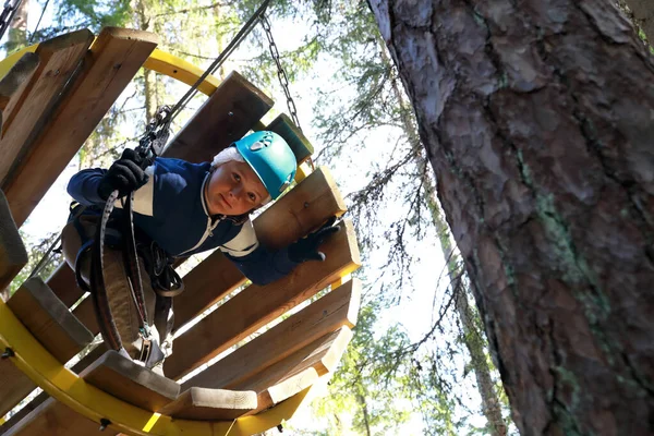 Niño Escalando Través Tubería Madera Parque Aventura Cuerda — Foto de Stock