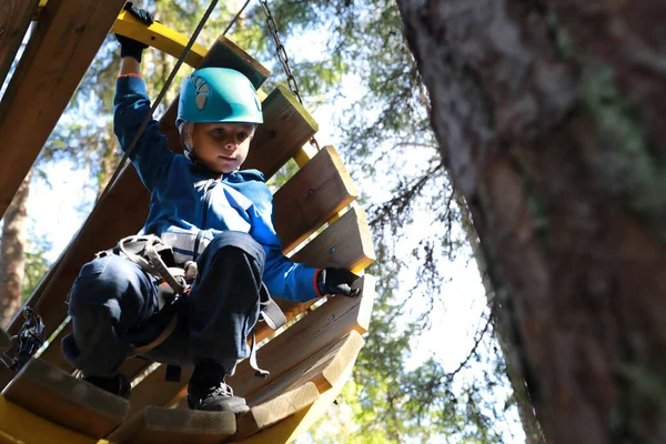 Dzieciak Wspinający Się Drewnianej Rurze Leśnym Parku Przygód Karelia — Zdjęcie stockowe
