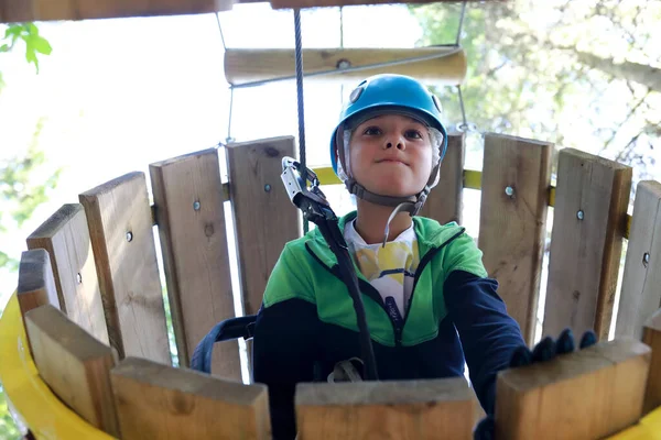 Kid Escalando Através Tubo Madeira Parque Aventura Corda — Fotografia de Stock