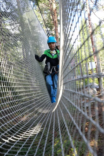 Garçon Surmonter Obstacle Maille Dans Parc Corde Carélie — Photo