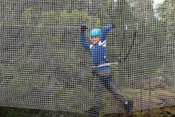 Menino Superando Obstáculo Malha Parque Aventura Corda Carélia — Fotografia de Stock