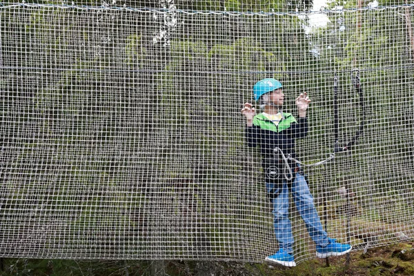 Criança Superando Obstáculo Malha Parque Aventura Corda Carélia — Fotografia de Stock