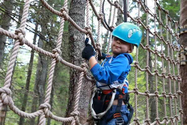 Kid Superare Ostacolo Maglia Nel Parco Avventura Foresta Carelia — Foto Stock