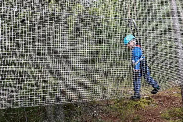 Kid Pokonując Przeszkodę Siatki Parku Linowym Karelia — Zdjęcie stockowe