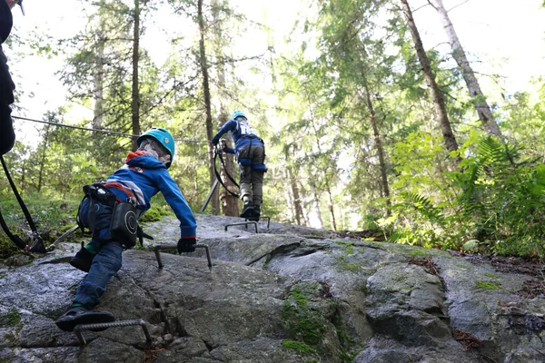 Dzieci Spacerujące Ścieżką Treningową Parku Linowego Karelia — Zdjęcie stockowe