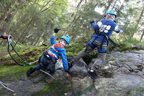 Dzieci Spacerujące Ścieżką Treningową Parku Linowego Karelia — Zdjęcie stockowe