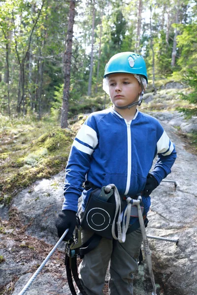 森林冒险园携带安全攀爬设备的儿童 — 图库照片