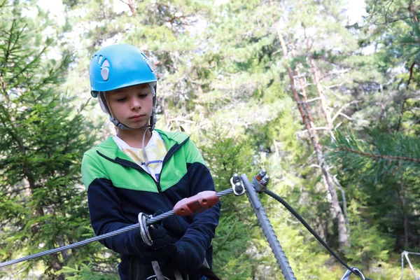 Criança Aprendendo Usar Mosquetão Equipamentos Segurança Parque Aventura Florestal — Fotografia de Stock