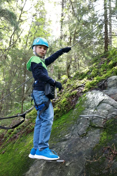 Portret Dziecka Pozującego Sprzętem Wspinaczkowym Parku — Zdjęcie stockowe