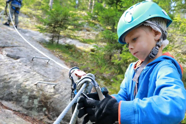 Criança Usando Equipamentos Escalada Segurança Parque Aventura Florestal — Fotografia de Stock
