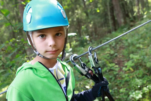 Portret Dziecka Sprzętem Wspinaczkowym Parku — Zdjęcie stockowe