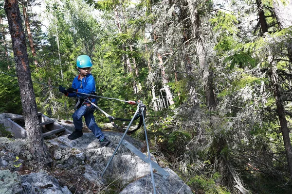 Niño Caminando Largo Ruta Entrenamiento Para Parque Cuerdas Karelia — Foto de Stock