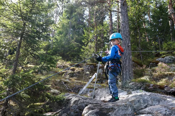 Dzieciak Bezpiecznym Sprzętem Wspinaczkowym Leśnym Parku Przygód — Zdjęcie stockowe