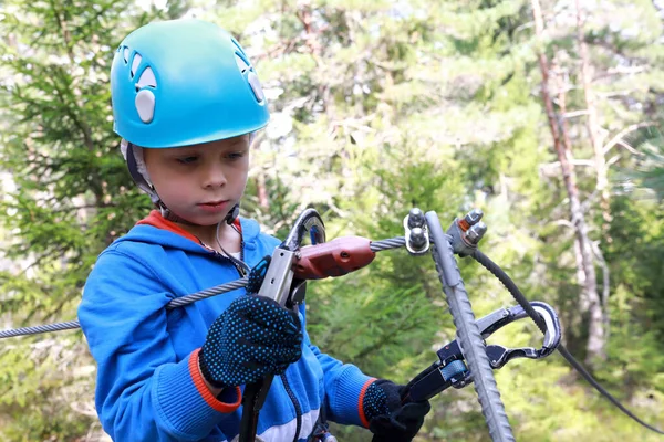 Chłopiec Uczy Się Używać Karabinka Leśnym Parku Przygód — Zdjęcie stockowe