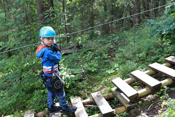 公園内の登山用具でポーズをとる少年の肖像 — ストック写真