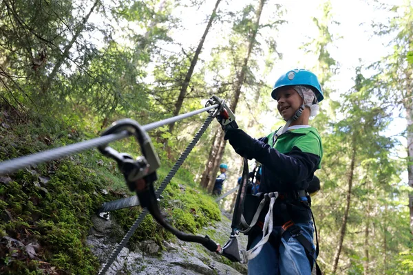 Menino Usando Mosquetão Rota Treinamento Para Parque Cordas Carélia — Fotografia de Stock