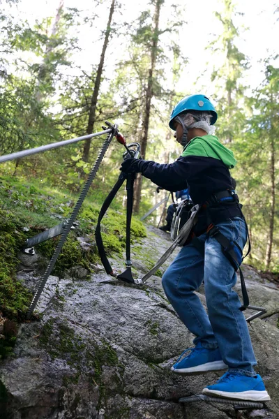 Chłopiec Korzystający Bezpiecznego Sprzętu Wspinaczkowego Leśnym Parku Przygód — Zdjęcie stockowe