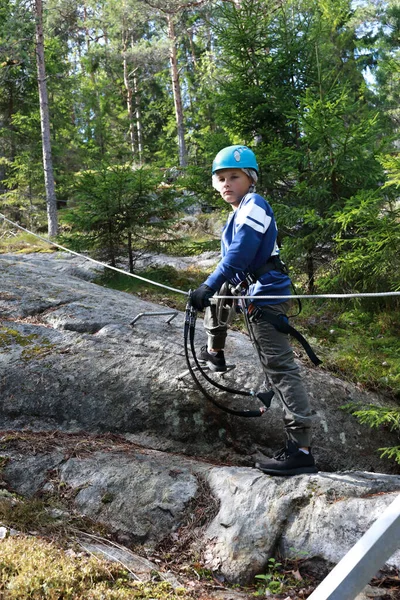 Garçon Marchant Long Route Entraînement Parc Corde Carélie — Photo