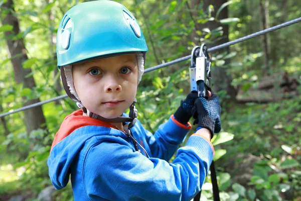 Retrato Niño Con Equipo Escalada Parque — Foto de Stock