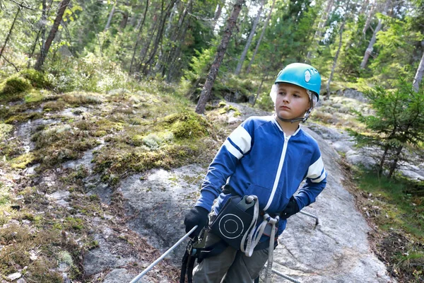 Niño Con Equipo Escalada Seguridad Parque Aventura Forestal — Foto de Stock