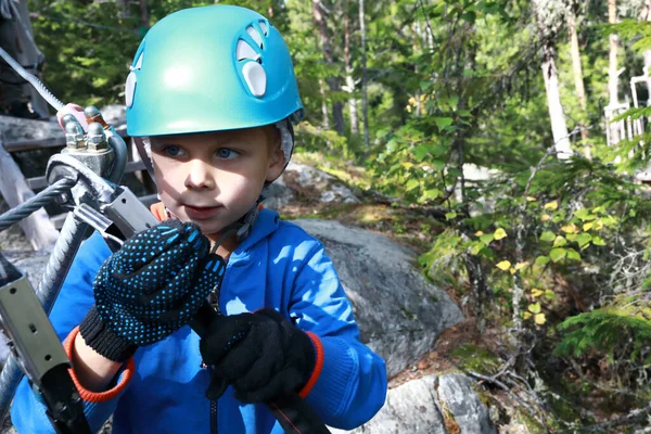 Apprendre Aux Enfants Utiliser Mousqueton Équipement Sécurité Dans Parc Aventure — Photo