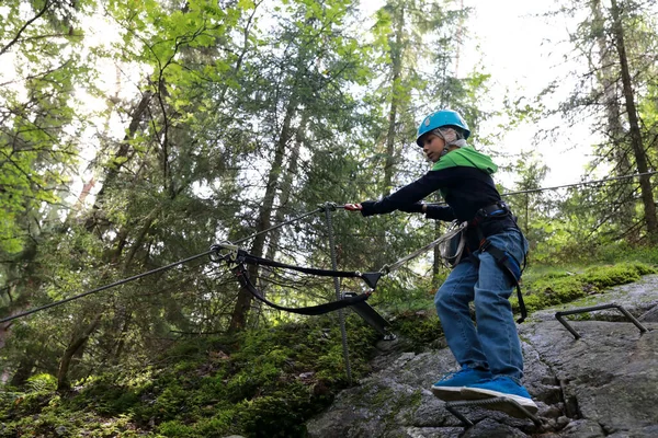 Criança Usando Equipamentos Escalada Segurança Parque Aventura Florestal — Fotografia de Stock