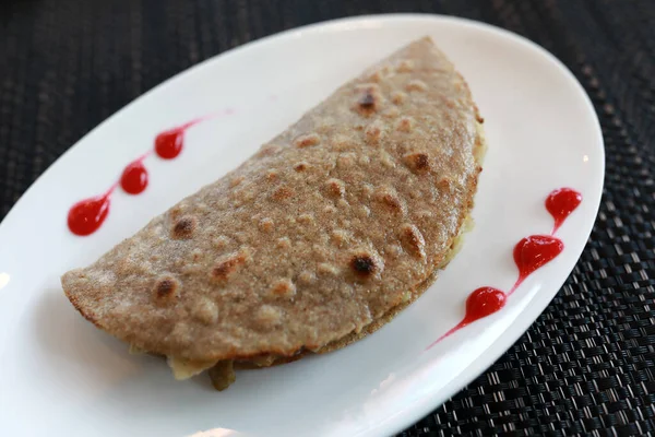 Karelian Skantsy Con Salsa Plato Restaurante —  Fotos de Stock