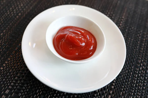 Ketchup Dans Une Assiette Blanche Dans Restaurant — Photo