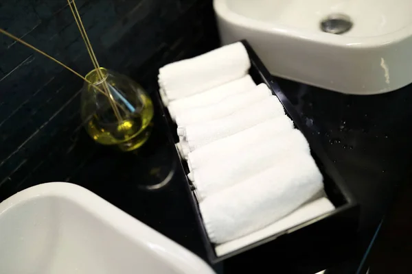 Widok Białych Ręczników Umywalni — Zdjęcie stockowe