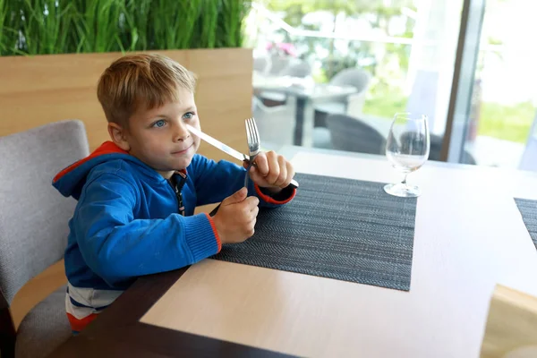 Pojke Med Kniv Och Gaffel Väntar Mat Restaurang — Stockfoto