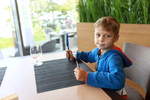 Bambino Con Coltello Forchetta Attesa Cibo Nel Ristorante — Foto Stock