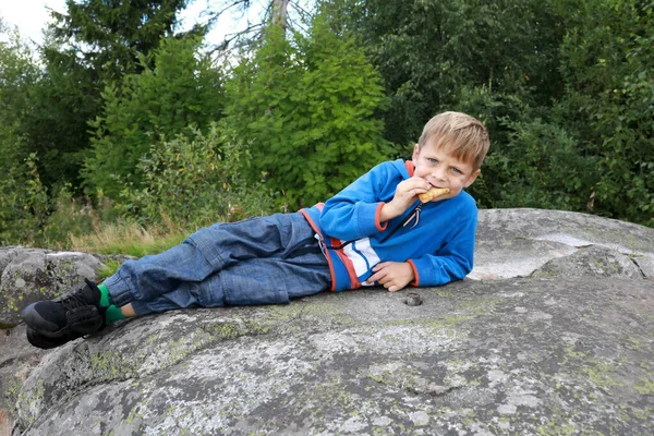Jongen Eet Taart Berg Paaso Karelia Zomer — Stockfoto