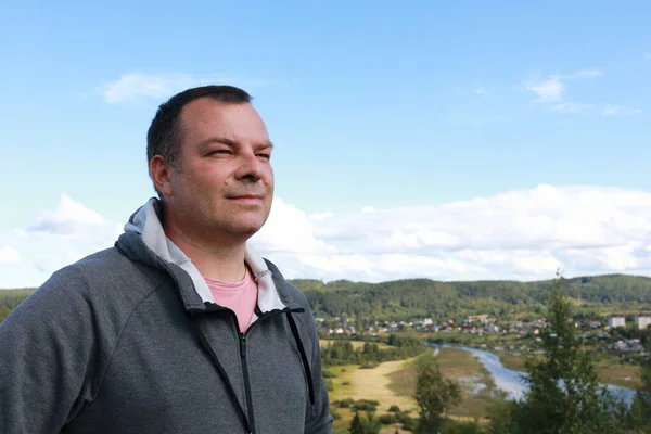 Mann Posiert Sommer Auf Dem Paaso Karelien — Stockfoto