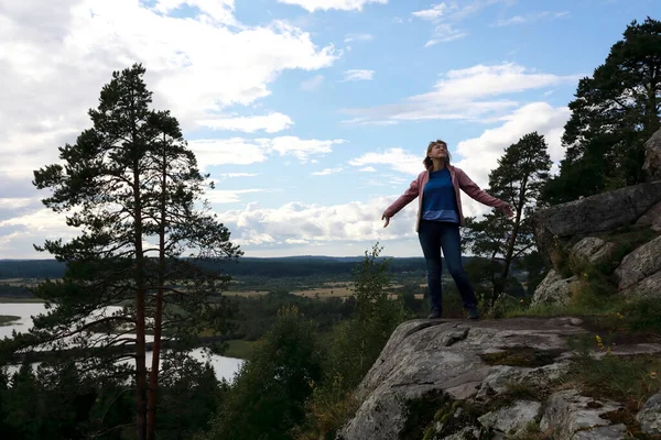 Mujer Feliz Posando Monte Paaso Verano Karelia —  Fotos de Stock