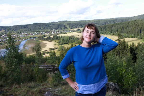 Mujer Posando Monte Paaso Verano Karelia —  Fotos de Stock