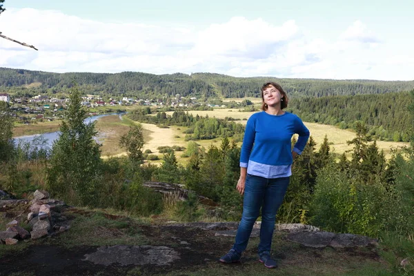 Žena Stojící Létě Hoře Paaso Karelia — Stock fotografie