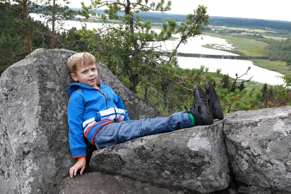 Niño Sentado Piedra Del Monte Paaso Verano Karelia —  Fotos de Stock